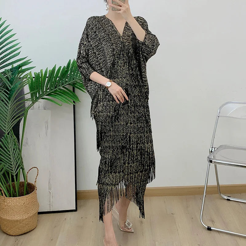 Wrinkle Fringe Dress for Autumn 2024, New Women's Hot Stamping V-neck, Loose and Elegant, Niche Temperament, Socialite Style